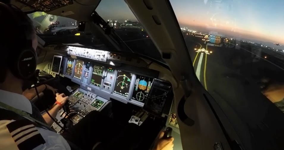 Formation ATPL théorique avion décollage de nuit Boeing pilote de ligne visio-conference à distance par live-learning acciompagnement par instructeurs qualifies