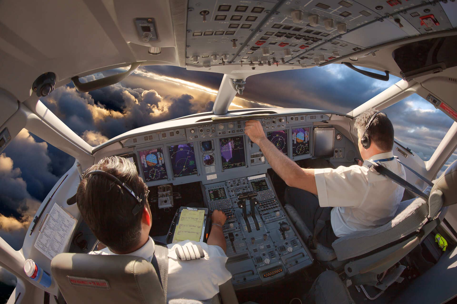 cockpit cabine de pilotage avion instrument navigation formation ATPL théorique pilote de ligne au dessus des nuages